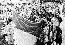 Indonesia flag raising witnesses 17 August 1945.jpg