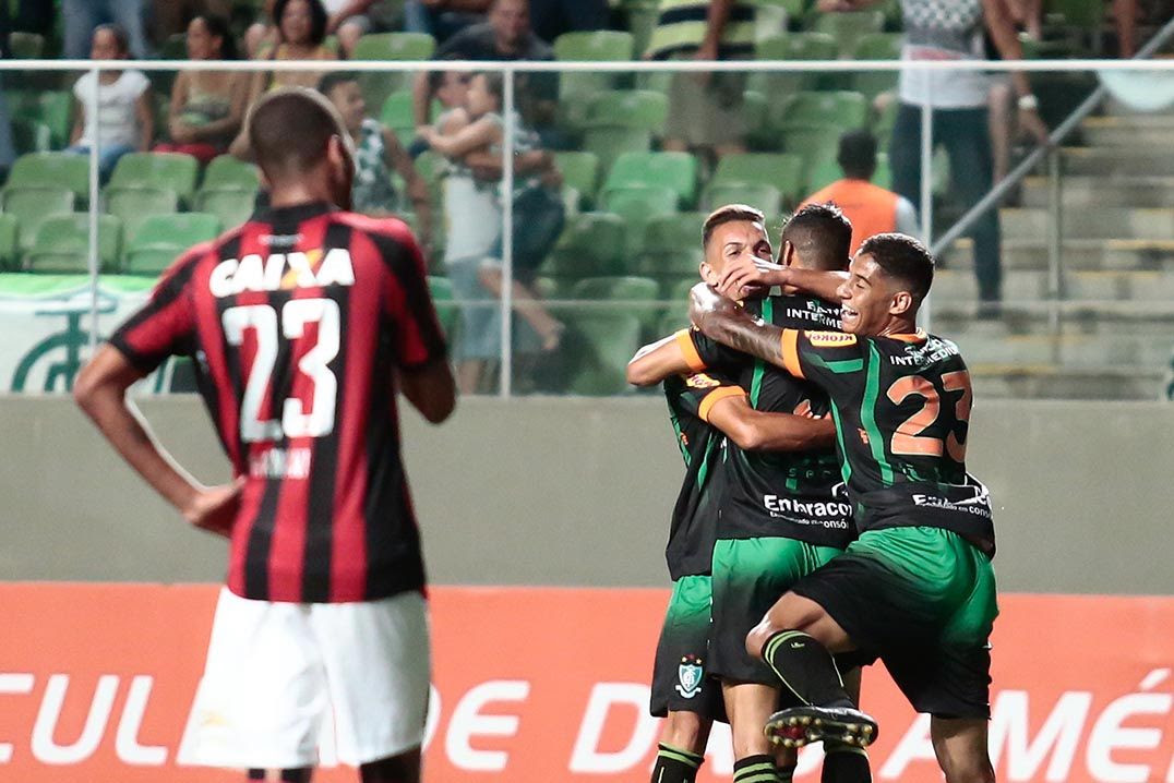 Jogadores do América-MG comemoram gol da vitória sobre o Atlético-PR, marcado por Éder Lima - Erwin Oliveira /Framephoto/Estadão Conteúdo