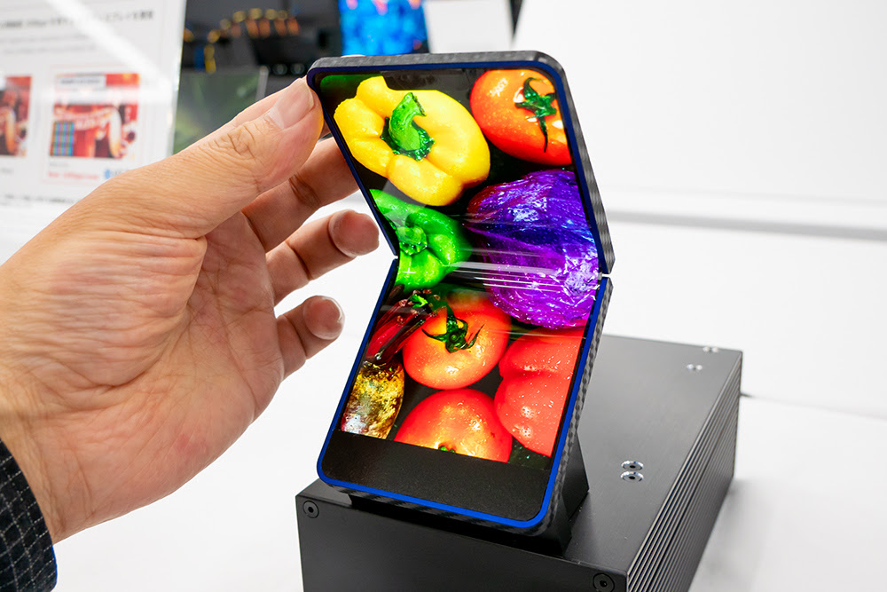 シャープが折り畳み可能な フォルダブルスマホ のコンセプトを展示 Igzo技術を応用して焼き付きしにくい有機elなどの最新技術も披露 レポート ライブドアニュース