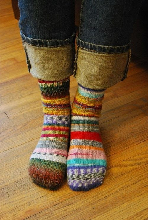 If any knitter out there wants to use up those little pieces of yarn left over and make me some of these wonderful socks...oh my, how happy I would be! :-)