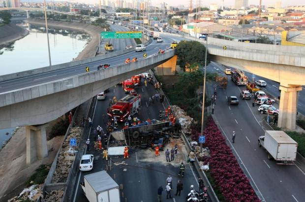 Caminhão cai de ponte em São Paulo Alex Silva/AE