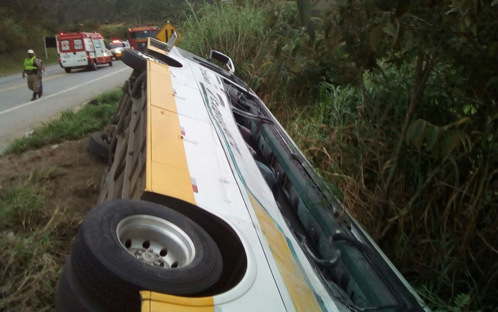 Acidente entre ônibus e carreta deixou três mortos e 30 feridos na BR-265 em Barbacena (Foto: Corpo de Bombeiros/Divulgação)