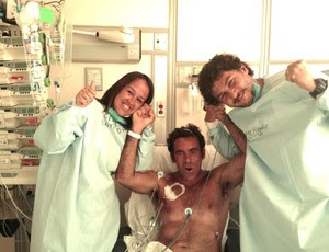 Camila Neves, Aldemir Calunga e Petrônio Tavares comemoram recuperação do surfista (Foto: Camila Neves/Arquivo Pessoal)
