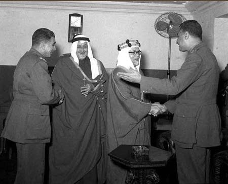 اجتماع عبد الناصر مع الرئيس المصرى محمد نجيب فى مجلس قيادة الثورة1954