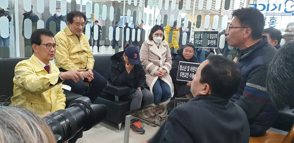 이시종 충북지사(왼쪽)가 30일 오후 진천 한국교육과정평가원에서 우한 교민 수용 반대 주민 등과 대화를 하고 있다.