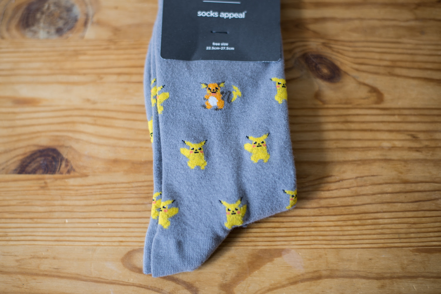 Socks Appeal 足元からちょっと顔を出すピカチュウの靴下 むーろぐ