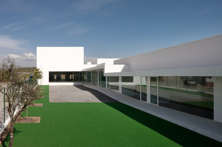 Educational Centre by Alejandro Muñoz Miranda