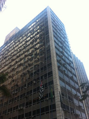 Edifício Barão de Serro Azul, o prédio no qual o síndico Severino Lima enviou o comunicado sobre o vidente que disse que um avião irá cair próximo ao local na próxima quarta (26) (Foto: Olivia Florência/ G1)