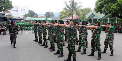 Ambon, Malukupost.com - Komando Daerah Militer (Kodam) XVI/Pattimura pada Kamis (22/12) pagi menggelar upacara memperingati Hari Ibu ke-88 di lapangan Makodam, dengan inspektur upacara Staf Ahli Pangdam Bidang Ekonomi, Kolonel Inf Sahwier, diikuti para Perwira, Bintara, Tamtama dan ASN Kodam XVI/Pattimura. Dalam upacara tersebut dibacakan sejarah singkat Hari Ibu, yang menjelaskan antara lain bahwa keterlibatan perempuan dibuktikan melalui Kongres Perempuan Pertama 22 Desember 1928 di Yogyakarta yang telah mengukuhkan semangat dan tekad bersama untuk mendorong kemerdekaan Indonesia.