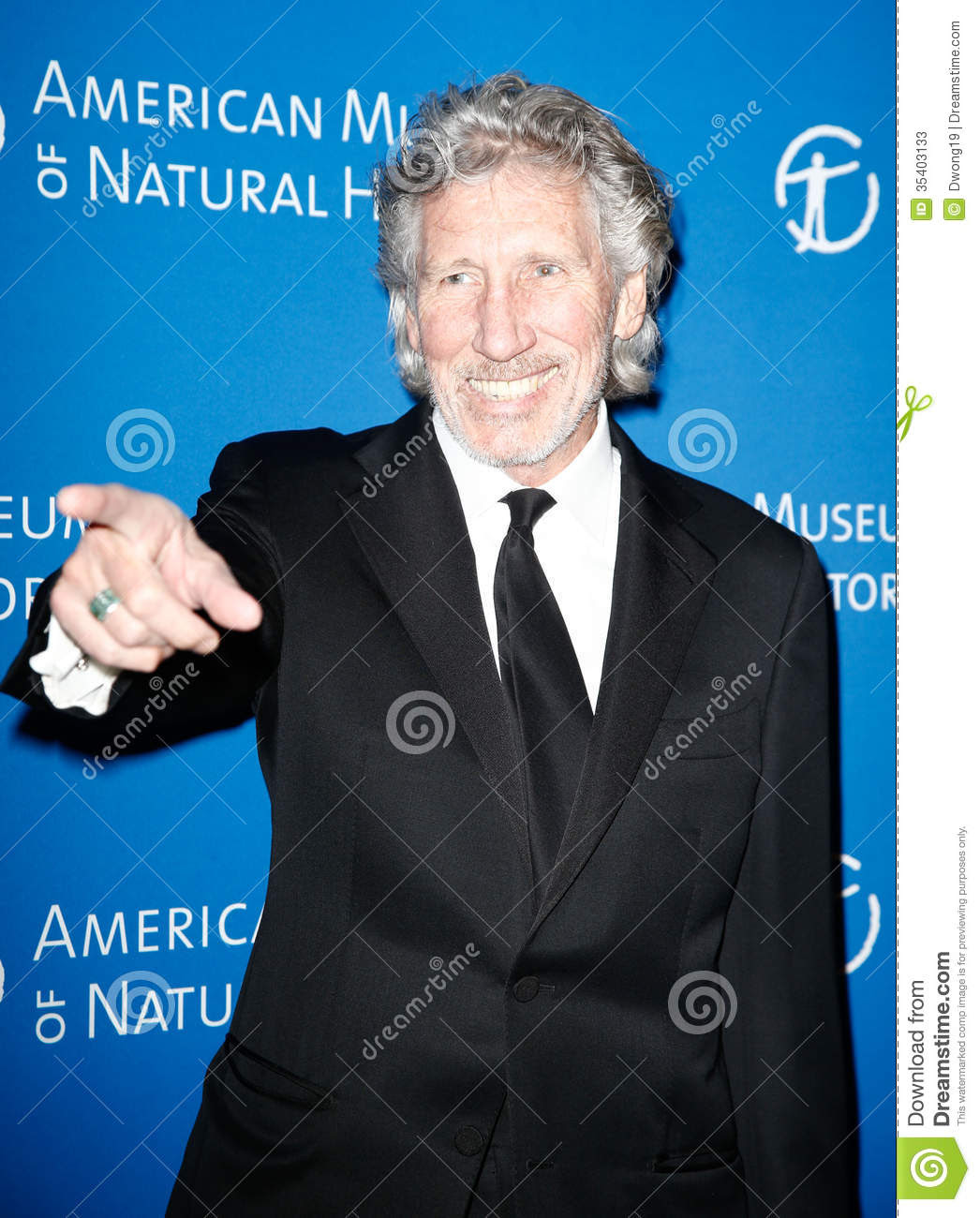 He bows to his opponent before accepting his defeat : funny