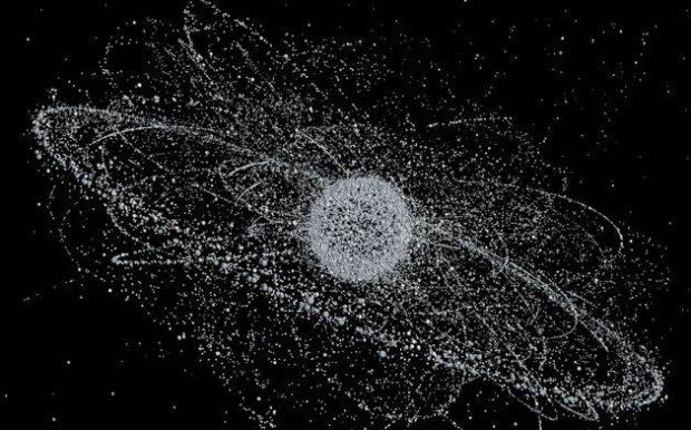 Basado en datos de archivo, el fotógrafo alemán Michael Najjar ha creado esta imagen donde cada esfera en miniatura representa un objeto existente orbitando en el espacio. Actualmente hay cerca de 22,000 objetos en órbita con el tamaño suficiente para ser rastreados desde nuestro planeta.