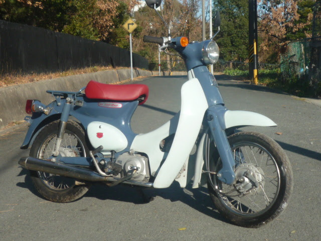 ホンダ50周年限定モデル リトルカブが入荷しました 今日の雲は何に見えるかな