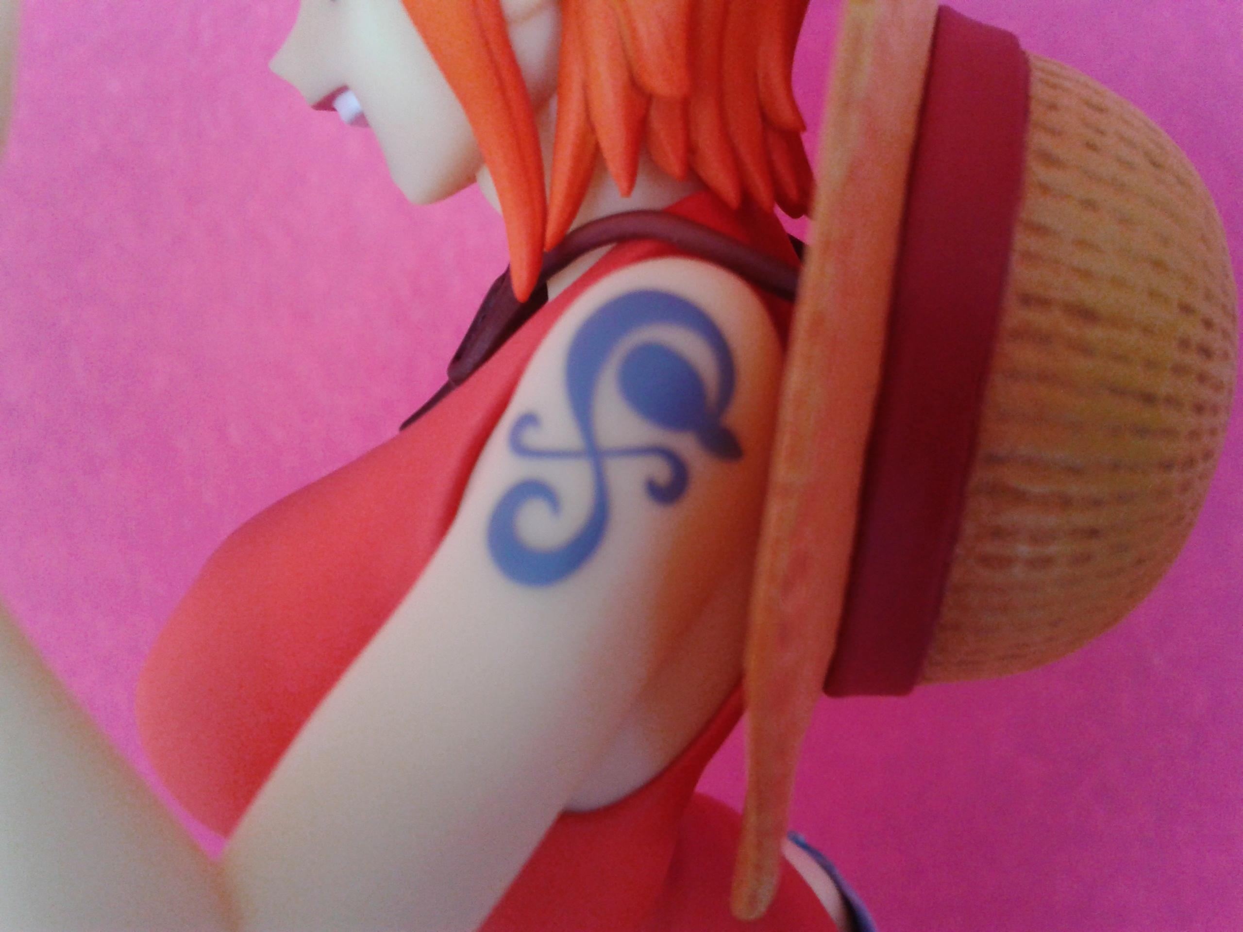 tatuaje de nami figura One piece