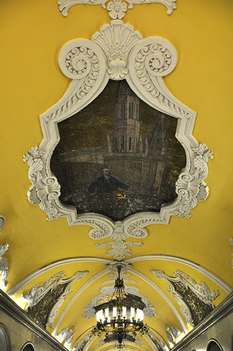 MoscowMetroYellowCeilings2