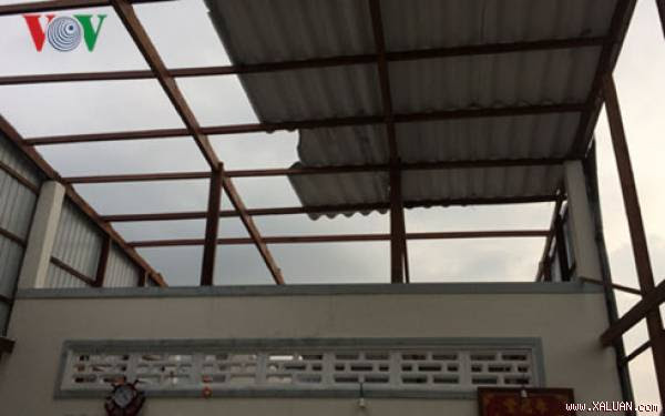 Mưa, giông làm sập, tốc mái nhà của nhiều hộ dân ở tỉnh Bạc Liêu.