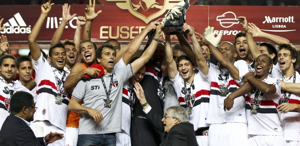 Rogério Ceni, apoiado por todo o elenco do São Paulo, ergue a taça da Eusébio Cup