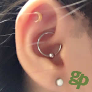 お湯さんの耳たぶと軟骨ピアス ダイス他 ボディピアスの写真 耳たぶ 軟骨ピアス ボディピアス専門店 グリーンピアッシング