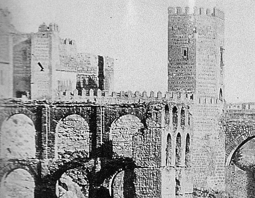 Fachada posterior de la demolida Puerta de San Ildefonso tras los restos del Artificio de Juanelo