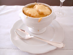 sopa de cebola gratinada