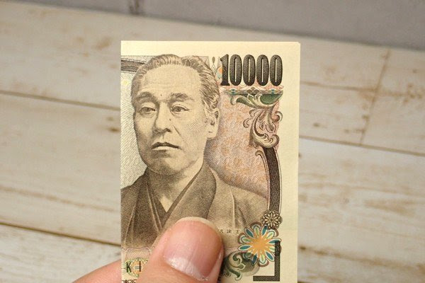 お年玉袋 ポチ袋 にスマートにお札を三つ折りにして入れる方法 ちょっと覚えておけば急なお年玉でもきれいに三つ折り