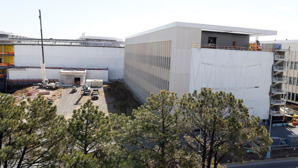 PHOTO: Workers toil to build the Veterans Affairs hospital Wednesday, April 15, 2015, in Aurora, Colo. 