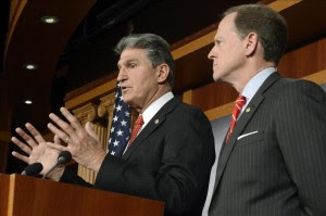 El senador demócrata por Virginia Occidental, Joe Manchin (i) y Pat Toomey (d) senador republicano por Pensilvania durante una rueda de prensa celebrada en el Capitolio, Washington, EE.UU., este 10 de abril. EFE