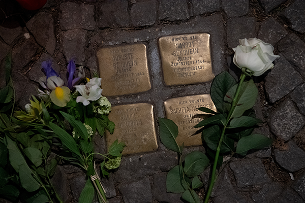 Blumen liegen am Stolperstein der Holocaust-Überlebenden Margot Friedländer, geboren Margot Bendheim, nach ihrem Tod.