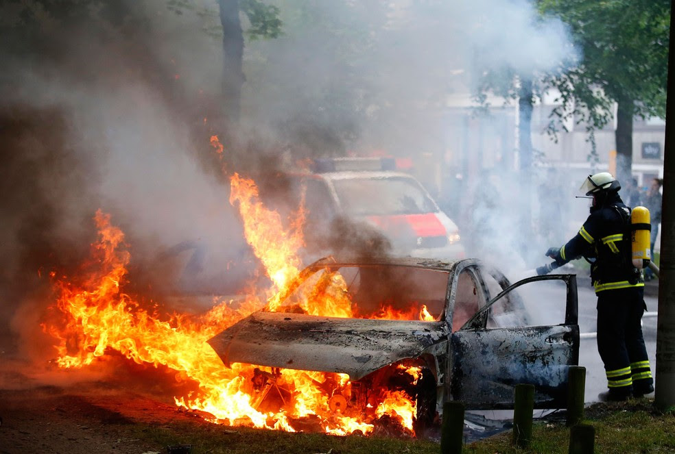 Carro é incendiado durante protesto contra cúpula do G20, em Hamburgo, na Alemanha, nesta sexta-feira (7)  (Foto: Hannibal Hanschke/ Reuters)