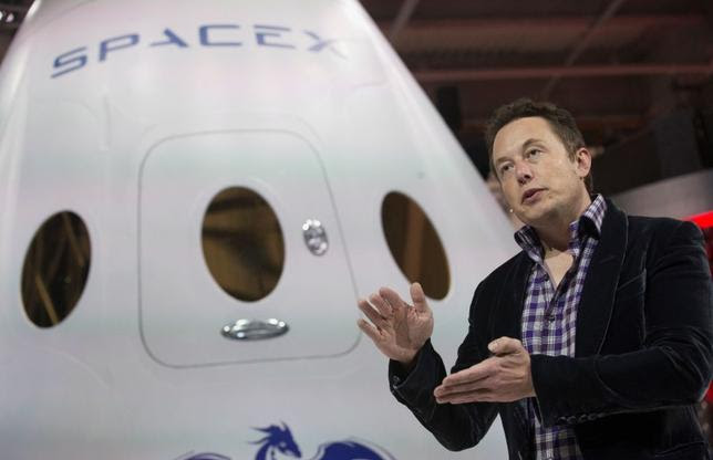 SpaceX CEO Elon Musk speaks after unveiling the Dragon V2 spacecraft in Hawthorne, California May 29, 2014. REUTERS/Mario Anzuoni/File Photo