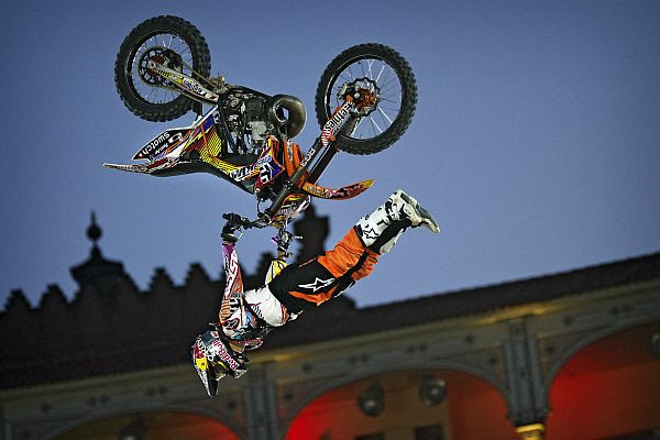 13年６月 アジア初の Red Bull X Fighters を開催 Web Mr Bike