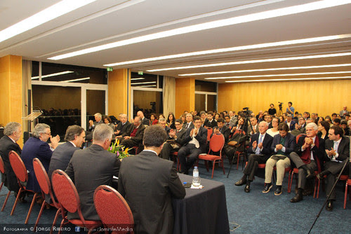 Colóquio sobre Direito e Comunicação Social - Problemas e Desafios, na Quinta das Lágrimas em Coimbra. João Gabriel Silva, Daniel Proença de Carvalho, José Pedro Paiva, Afonso Camões, Carlos Magno Castanheira, António Lobo Xavier, João Calvão da Silva, Vital Moreira, Rui Moura Ramos, Paulo Mota Pinto, José Carlos Vieira de Andrade, Pedro Costa Gonçalves, José Miguel Júdice, Miguel Poiares Maduro, David Dinis, Luísa Roseira, Clara Almeida Santos