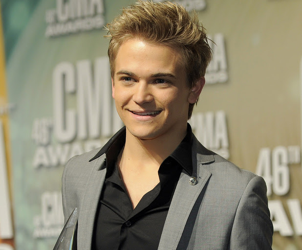Hunter Hayes poses backstage with the new artist of the year award at 