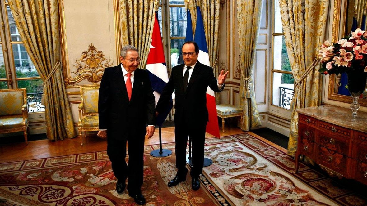 El presidente francés, François Hollande, recibe al líder cubano, Raúl Castro, en el Palacio del Elíseo