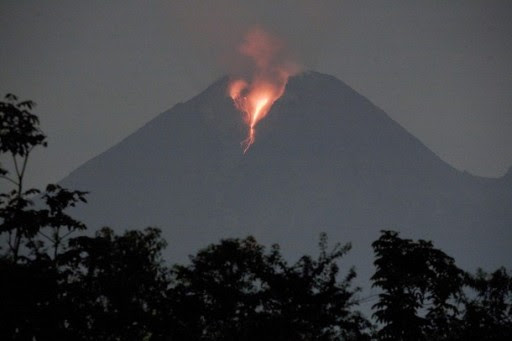 Lava flows from Mount Merapi volcano as seen from Sidorejo village in the district of Klaten, central Java, October 31, 2010. Indonesia's Mount Merapi erupted again on Saturday morning, spewing ash into the sky, and prompting authorities to extend the danger radius by two kilometres (1.24 miles). REUTERS/Andry Prsetyo (INDONESIA - Tags: DISASTER ENVIRONMENT)