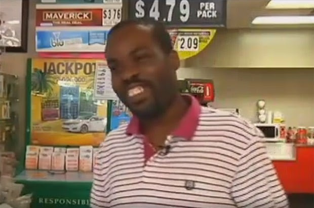 Cedric Jackson recuperou bilhetes de loteria premiados que tinha jogado no lixo  (Foto: Reprodução/YouTube/Voice of America)
