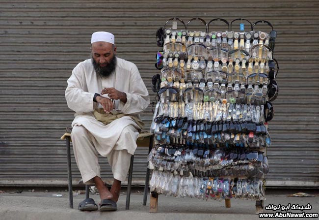 صور حول العالم : طائرة محطمة لتصوير فلم + فهد يهاجم فلاحين .. والمزيد