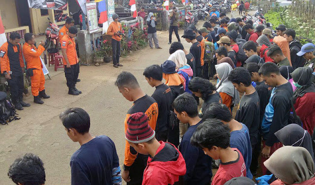 Hari Ini, 3.200 Pendaki Akan Berkumpul di Puncak Gunung Bawakaraeng Tim Basarnas Melakukan Persiapan bersama para pendaki