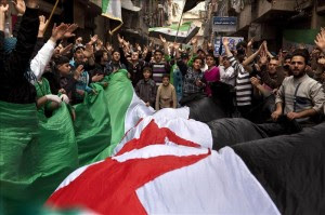 Varias personas ondean banderas revolucionarias sirias durante la celebración del segundo aniversario del comienzo de la revolución contra el régimen de Bachar al Asad, en Alepo, Siria. EFE/Archivo