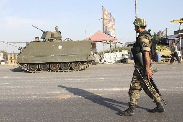 Exército libanês patrulha bairro muçulmano sunita de Trípoli nesta terça-feira (23) (Foto: Omar Ibrahim / Reuters)