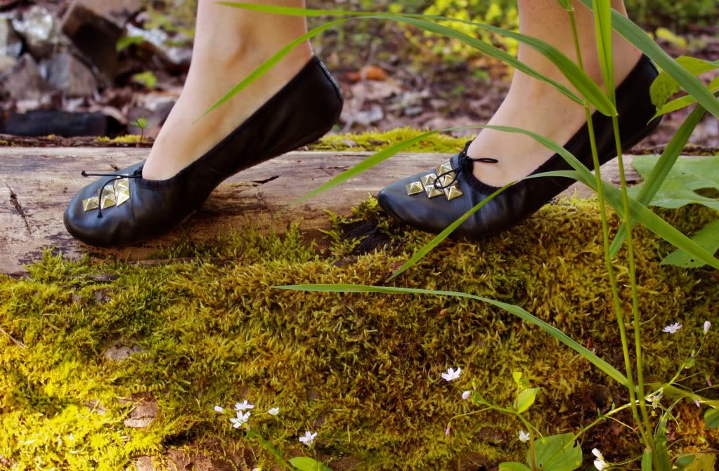 the clothes horse, personal style, fashion blog, gothic, ballerina, lace skirt, all black, black shirt, studded ballet flats, retro, romantic, vintage, whimsical