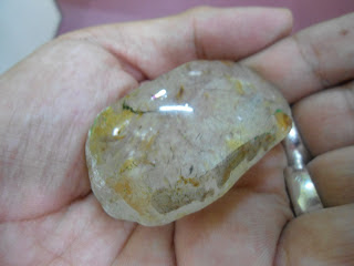 ... batu bukit quartz mentah yang belum dicanai menjadi batu permata