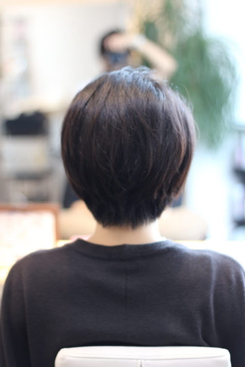 くせ毛で髪が多いからこそスッキリとショートヘアに 本物の天然100 へナのハナヘナで 5歳のツヤ髪を 髪と頭皮を傷めない白髪染め 髪が多い くせ毛の悩みも解消する美容室arche 神戸 大阪