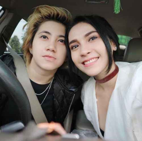Foto: Dera Idol dan Yuniza Icha Pacaran Sesama Jenis ? http://ift.tt/20kt43r - Berita Terkini Dera Idol Terbaru Hari Ini -Beberapa wakyu yang lalu public sempat di buat heboh dengan pemberitaan dari penyanyi mda jebolan dari sebuah ajang pencarian bakat menyanyi yakni atau yang biasanya di kenal dengan sebutan nama Dera Idol yang menyatakan bahwa ia di kabarkan sebagai penyuka sesame jenis.