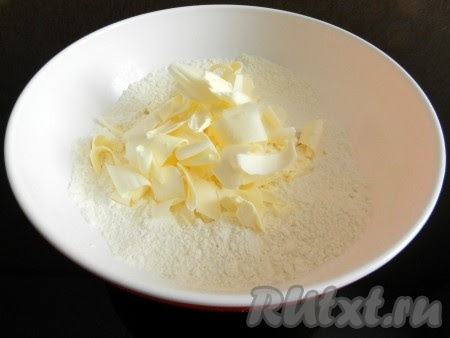 Муку смешать с сахаром и солью, добавить нарезанное масло и смешать все в крошку.