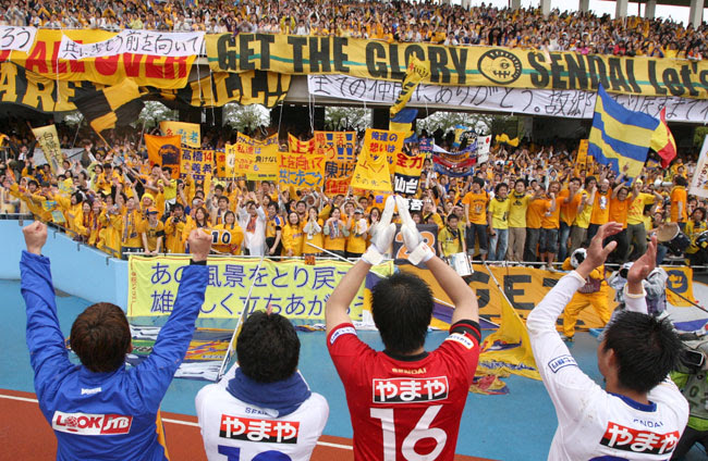 Asahi Com 朝日新聞社 東日本大震災の影響で中断していたサッカーのｊリーグが２３日 ７週間ぶりに再開した 被災したｊ１のベガルタ仙台 は神奈川 等々力陸上競技場で川崎フロンターレと対戦し ２ １で逆転勝ちした 試合後 選手はスタンドのサポーターとともに