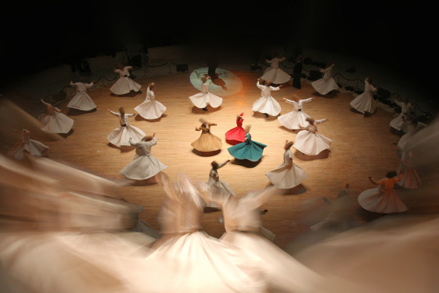  Los danzantes, giran sobre sí mismos con los brazos extendidos, simbolizando "la ascendencia espiritual hacía la verdad, acompañados por el amor y liberados totalmente del ego".