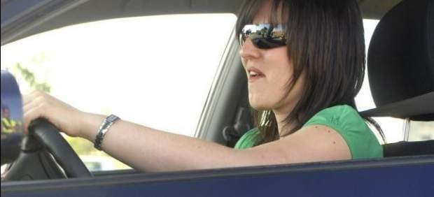 Joven al volante