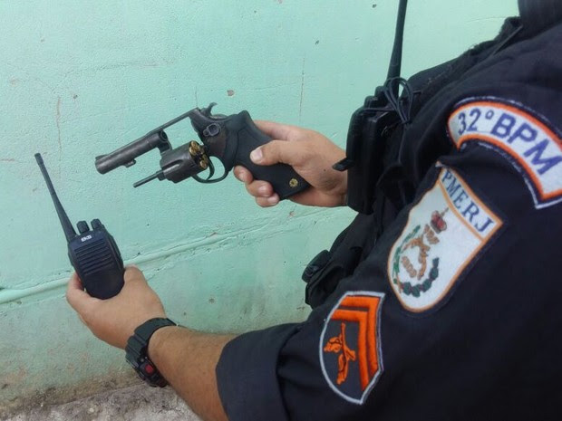Jovem foi encontrado armado na Comunidade da Fronteira, em Macaé. (Foto: Polícia Militar/Divulgação)