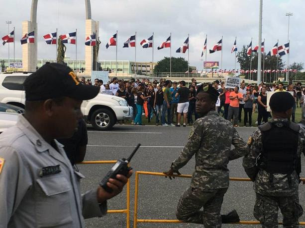 Multitud se concentra frente a la JCE exigiendo que recuenten votos