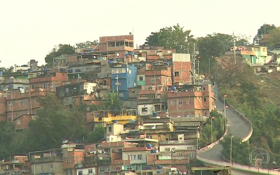Agentes do Bope percorrem ruas da comunidade na manhã desta terça (Foto: Reprodução / TV Globo)